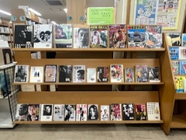 高倉健、菅原文太没後10年　図書展示風景